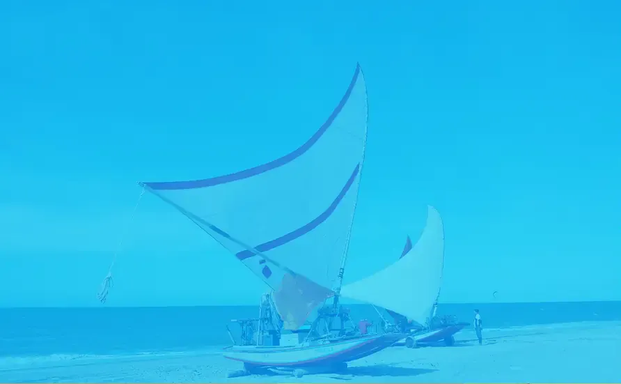 Jangada com a vela aberta no mar do Ceará.